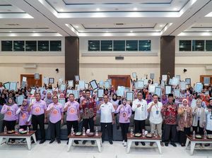 Lamongan Serahkan 170 Sertifikat Halal kepada Pelaku UMKM