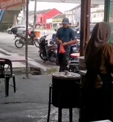 Pelanggan Bawa Makanan dari Luar Kedai, Pemiliknya Marah