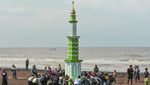 Pemindahan Menara Adat Jelang Tradisi Mandi Safar di Jambi