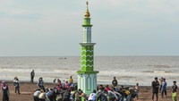 Warga mengangkat menara adat setibanya di Pantai Babussalam menjelang pelaksanaan tradisi mandi safar 2024 di Air Hitam Laut, Tanjung Jabung Timur, Jambi, Selasa (27/8/2024). 