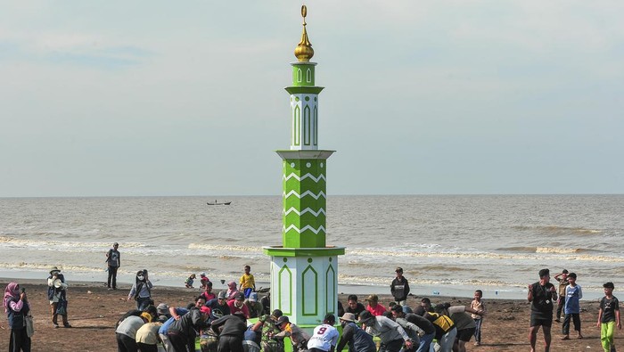 Warga menarik menara adat ke tepi Pantai Babussalam menjelang pelaksanaan tradisi mandi safar 2024 di Air Hitam Laut, Tanjung Jabung Timur, Jambi, Selasa (27/8/2024). Kegiatan itu bagian dalam rangkaian persiapan menjelang puncak pelaksanaan tradisi mandi safar yang dilaksanakan setiap Rabu terakhir di bulan safar atau jatuh pada 28 Agustus 2024. ANTARA FOTO/Wahdi Septiawan/Spt.