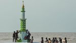Pemindahan Menara Adat Jelang Tradisi Mandi Safar di Jambi