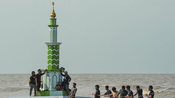 Pemindahan menara adat jelang mandi safar Warga menarik menara adat ke tepi Pantai Babussalam menjelang pelaksanaan tradisi mandi safar 2024 di Air Hitam Laut, Tanjung Jabung Timur, Jambi, Selasa (27/8/2024). Kegiatan itu bagian dalam rangkaian persiapan menjelang puncak pelaksanaan tradisi mandi safar yang dilaksanakan setiap Rabu terakhir di bulan safar atau jatuh pada 28 Agustus 2024. ANTARA FOTO/Wahdi Septiawan/Spt.