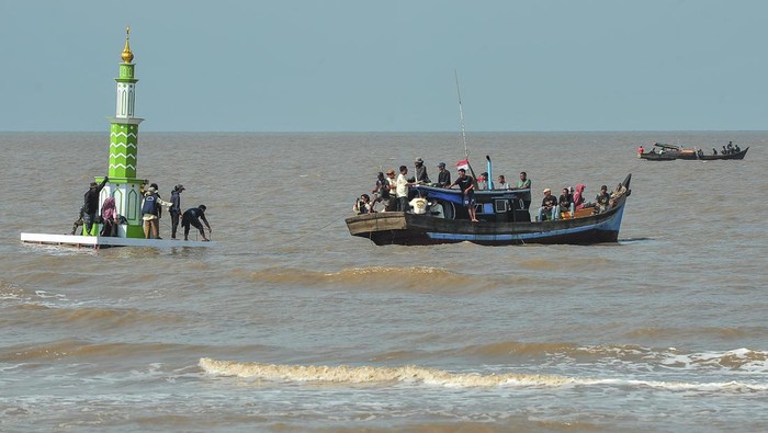 Pemindahan menara adat jelang mandi safar Warga menarik menara adat ke tepi Pantai Babussalam menjelang pelaksanaan tradisi mandi safar 2024 di Air Hitam Laut, Tanjung Jabung Timur, Jambi, Selasa (27/8/2024). Kegiatan itu bagian dalam rangkaian persiapan menjelang puncak pelaksanaan tradisi mandi safar yang dilaksanakan setiap Rabu terakhir di bulan safar atau jatuh pada 28 Agustus 2024. ANTARA FOTO/Wahdi Septiawan/Spt.