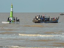 Pemindahan Menara Adat Jelang Tradisi Mandi Safar di Jambi