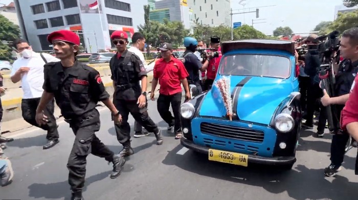 Penampakan Oplet ‘Si Doel’ yang Dipakai Pramono-Rano Daftar ke KPU