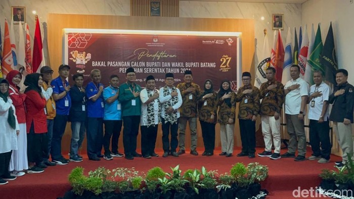Pasangan calon bupati-wakil bupati, Fauzi Fallas-Ahmad Ridwan, mendaftar ke KPU Kabupaten Batang, Rabu Sore (28/8/2024).