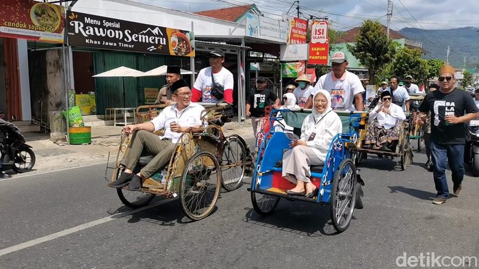 Bakal calon bupati Banjarnegara dr Amalia Desiana (depan bersama suaminya) dan bakal calon wakil bupati Banjarnegara Wahid Jumali (belakang) naik becak saat mendaftar ke KPU Banjarnegara, Rabu (28/8/2024).