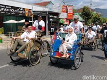 Naik Becak Diiringi Selawat, Amalia-Wahid Daftar ke KPU Banjarnegara