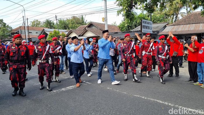 Paslon Joko-Rony saat tiba di KPU Bantul, Rabu 928/8/2024).