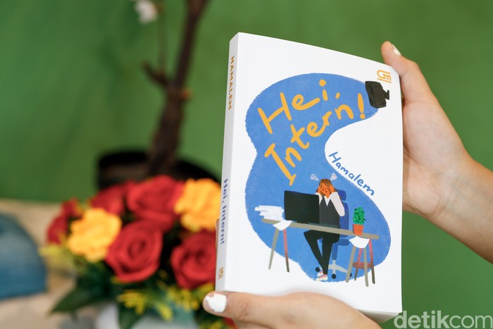 Penulis novel Hi, Intern! Hamalem saat menyambangi kantor detikcom pada Rabu (21/8/2024).