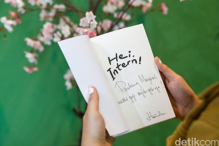 Penulis novel Hi, Intern! Hamalem saat menyambangi kantor detikcom pada Rabu (21/8/2024).