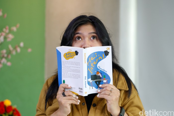 Penulis novel Hi, Intern! Hamalem saat menyambangi kantor detikcom pada Rabu (21/8/2024). Penulis novel Hi, Intern! Hamalem saat menyambangi kantor detikcom pada Rabu (21/8/2024).