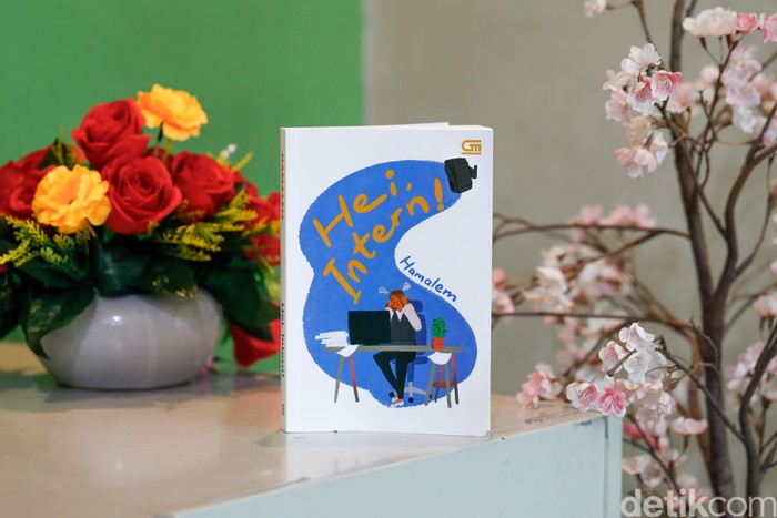 Penulis novel Hi, Intern! Hamalem saat menyambangi kantor detikcom pada Rabu (21/8/2024).