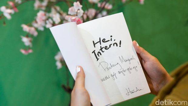 Penulis novel Hi, Intern! Hamalem saat menyambangi kantor detikcom pada Rabu (21/8/2024).