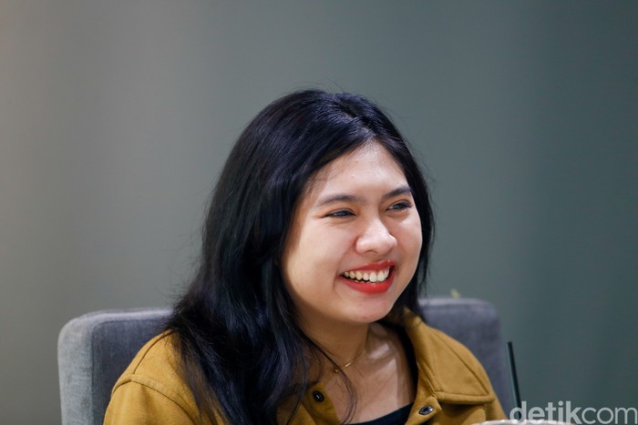 Penulis novel Hi, Intern! Hamalem saat menyambangi kantor detikcom pada Rabu (21/8/2024).