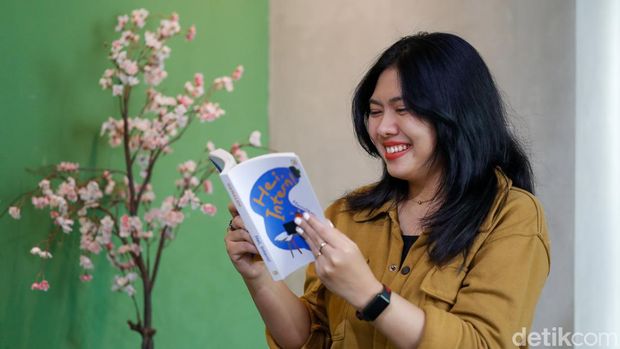 Penulis novel Hi, Intern! Hamalem saat menyambangi kantor detikcom pada Rabu (21/8/2024).