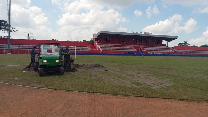 Perbaikan rumput Stadion Soepriadi