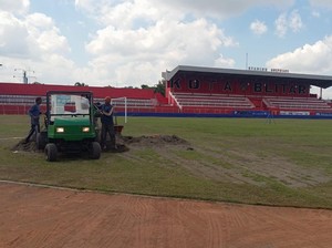 Cacing Tanah Disebut Penyebab Buruknya Kualitas Rumput Stadion Soepriadi