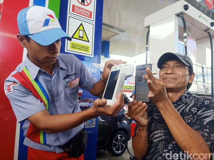 Petugas SPBU di Sunset Road, Bali, memindai QR Code pembelian Pertalite, Rabu (28/8/2024).