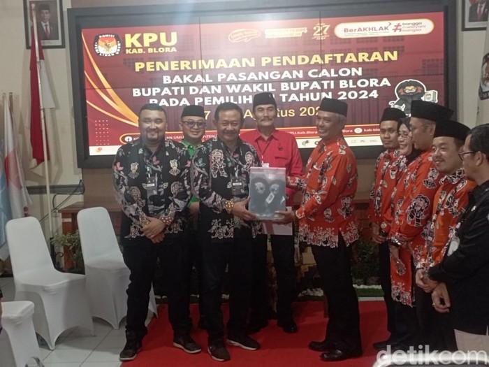Konferensi pers pasangan calon bupati dan wakil bupati Blora Abu Nafi dan Andika Andikrishna Gunarjo di KPU Blora, Rabu (28/8/2024).
