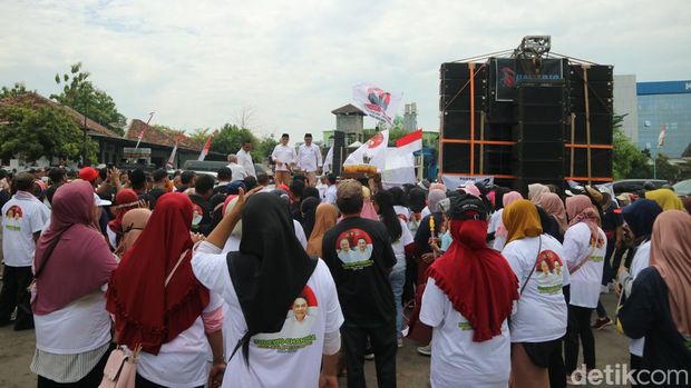 Pasangan Sudewo-Risma Ardhi Chandra resmi mendaftar calon bupati dan wakil bupati ke KPU Pati, Rabu (28/8/2024).