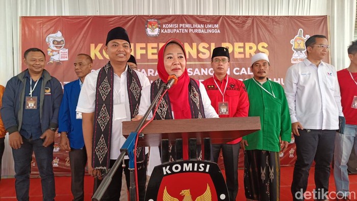 Paslon bacabup dan bacawabup Tiwi-Hendra saat akan mendaftar ke kantor KPU Purbalingga, Rabu (28/8/2024).