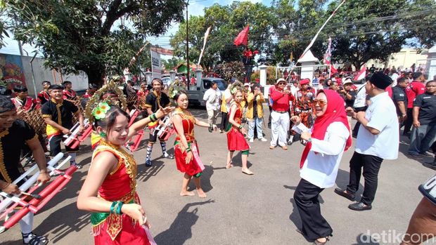 Paslon bacabup dan bacawabup Tiwi-Hendra saat akan mendaftar ke kantor KPU Purbalingga, Rabu (28/8/2024).