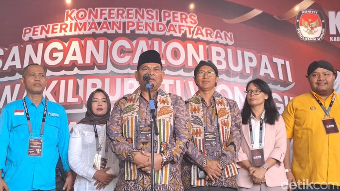 Pasangan Tarso-Teguh Suryono (Tangguh) mendaftar ke KPU Wonogiri sebagai calon bupati (cabup) dan calon wakil bupati (cawabup), Rabu (28/8/2024).