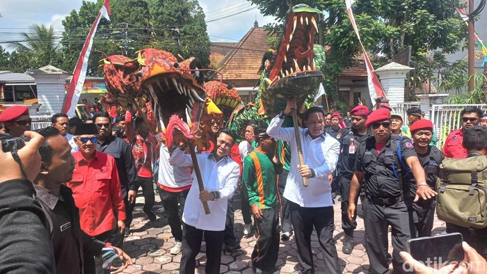 Pasangan calon bupati dan wakil bupati Wonosobo Afif Nurhidayat–Amir Husein mendaftar ke KPU diiringi ribuan masa pendukungnya, Rabu (28/8/2024).