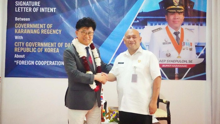 Pj Sekda Karawang Eka Sanatha dan Wali Kota Daedeok-gu Choi Chunggyu saat menandatangani berkas kerja sama di Plaza Pemda Karawang