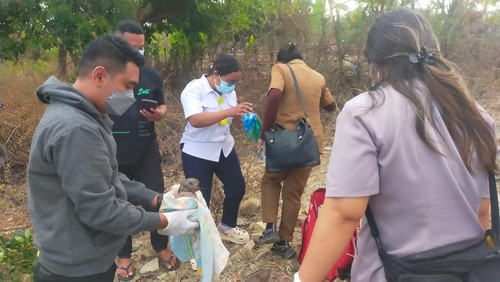 Polisi melakukan olah TKP penemuan bayi dimakan anjing di RT 09, RW 05, Desa Loborui, Kecamatan Sabu Liae, Kabupaten Sabu Raijua, NTT. (Dok. Polres Sabu Raijua)
