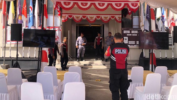 Polisi melakukan penjagaan di KPU Klungkung dalam persiapan pendaftaran bakal calon Pilbup 2024, Rabu (28/8/2024). (I Putu Budikrista Artawan/detikBali)