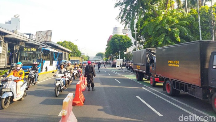 Penutupan Jalan Salemba Tandai Dimulainya Pendaftaran Pasangan Calon Pilgub DKI