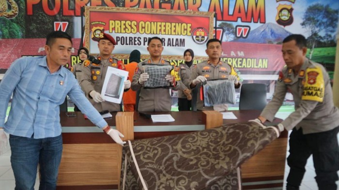 Polisi menunjukkan barang bukti dari pelatih tari yang cabuli siswa SMA