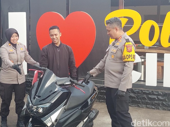 Polisi menyerahkan motor warga yang sempat hilang digondol maling