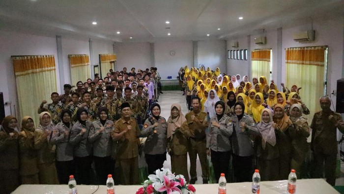 Polwan Goes to School: Polres Lamongan ajak siswa cerdas bermedia sosial dan tertib lalu lintas.