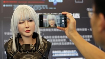 Dikenal karena desain humanoid-nya, EX Robots memamerkan beberapa model baru termasuk robot layanan keluarga di atas platform roda yang bergerak. Berpenampilan seperti wanita muda, robot ini dirancang untuk menjadi kepala pelayan di rumah – robot ini dapat mengendalikan semua peralatan rumah pintar serta memberikan persahabatan kepada anggota keluarga. REUTERS/Florence Lo