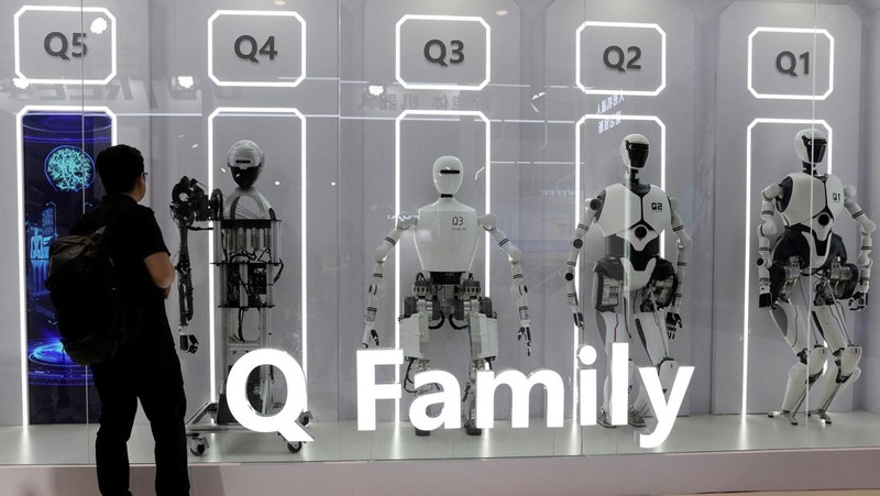 A visitor looks at humanoid robots displayed at the Institute of Automation, Chinese Academy of Sciences booth during the World Robot Conference in Beijing, China August 21, 2024. REUTERS/Florence Lo