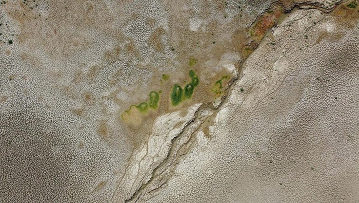 Potret Danau Fanaco di Sisilia Mengering A drone picture shows the Fanaco Lake following a drought on the Italian island of Sicily, in Palermo, Italy, August 26, 2024. REUTERS/Louiza Vradi