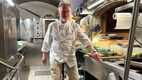 Sejak saat itu, Peter Lammer menggunakan perangkat yang bahkan memungkinkannya melatih punggung dan inti tubuhnya, sambil bekerja. Sekarang, ia mengelola Restoran Johanneskeller di Salzburg.