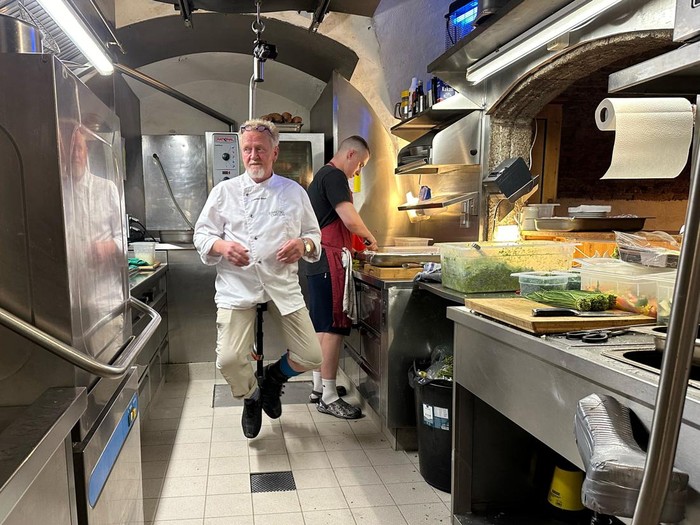 Potret Inspiratif Koki 'Terbang' di Austria Austrian chef Peter Lammer works in his kitchen at the restaurant