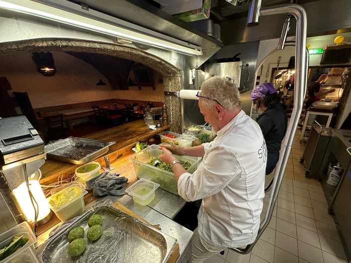 Potret Inspiratif Koki 'Terbang' di Austria Austrian chef Peter Lammer works in his kitchen at the restaurant