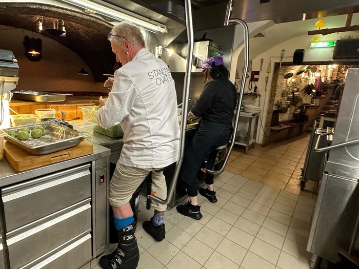Potret Inspiratif Koki 'Terbang' di Austria Austrian chef Peter Lammer works in his kitchen at the restaurant