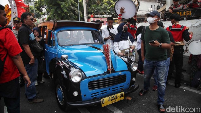 Pramono Anung-Rano Karno mendaftar Pilgub ke KPUD Jakarta, Rabu (28/8). Mereka datang dengan mengendarai opelet jadul yang jadi ikon sinetron 'Si Doel Anak Sekolahan'.