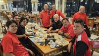 Begini potret keseruan Rano saat makan bareng teman-teman politisi PDIP. Terlihat ia duduk di sebelah Ganjar Pranowo. Foto: Instagram si.rano