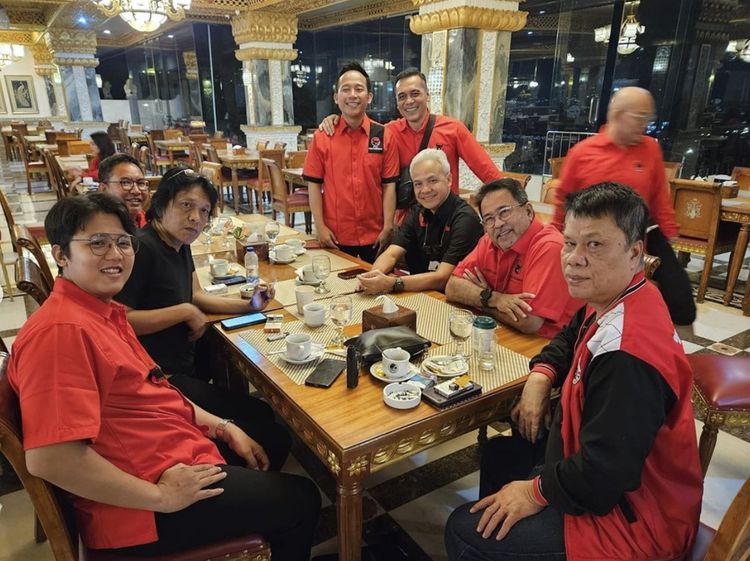 Potret Rano Karno Makan Bareng Ganjar hingga Promosikan Warung Doel