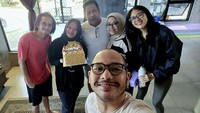 Menjadi sosok ayah yang hangat, ini momen Rano merayakan ulang tahun anak perempuannya yang bernama Deanti. Mereka tampak sudah menyiapkan kue. Foto: Instagram si.rano