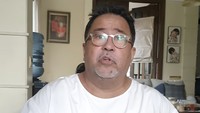 Rano sering mempromosikan usaha kuliner miliknya, Warung Doel di Instagram. Ia menginformasikannya sambil makan enak nih! Foto: Instagram si.rano