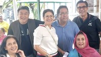 Tamu Warung Doel hari ini, tulis Rano di keterangan foto. Ia senang sahabat-sahabat artisnya seperti Nurul Arifin hingga Lydia Kandou mampir makan di Warung Doel. Foto: Instagram si.rano